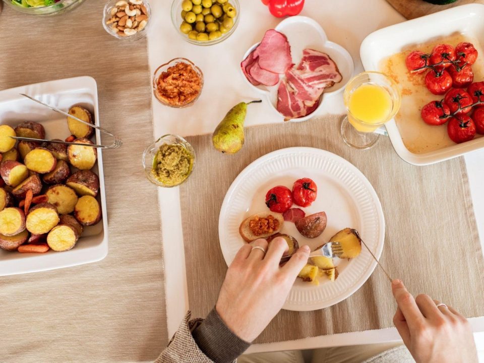 Consejos para evitar los atracones de comida nocturnos